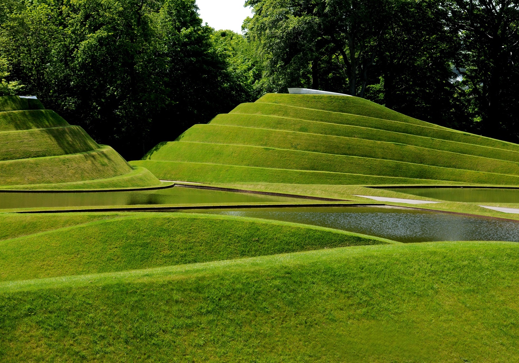 Garden of life. Чарльз Дженкс геопластика. Ландшафтный Архитектор Чарльз Дженкс. Чарльз Дженкс Джупитер Артланд. Лиссабон парк наций геопластика.